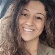 Istruttrice di grappling impartisce lezioni di autodifesa